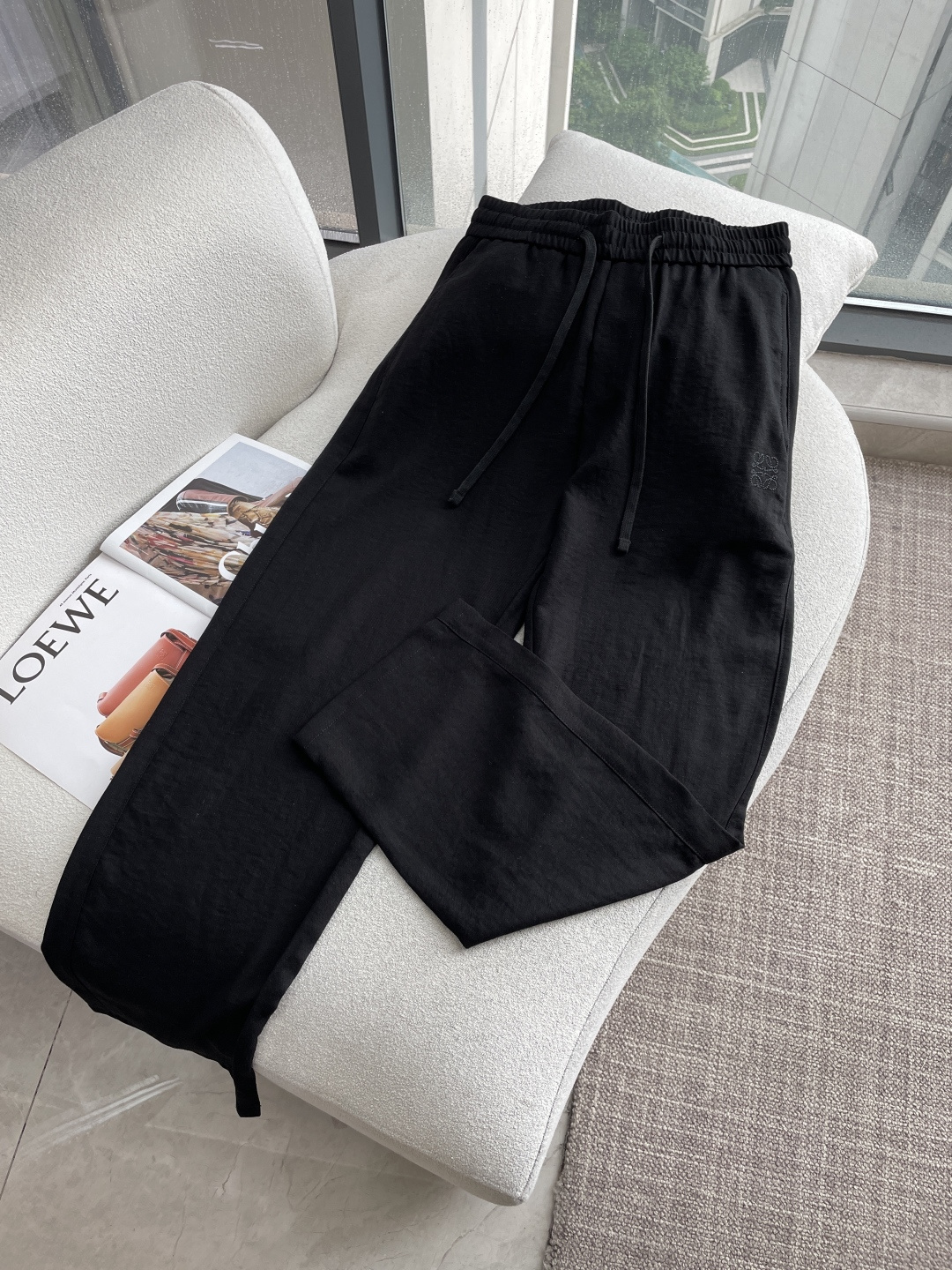 NO:912278,Loewe 2026 spring and summer latest casual pants, customized linen and cotton fabric, soft and sweat-wicking, extremely comfortable. The upper body is very comfortable, with original accessories details. The upper body is sporty, casual and fashionable, a must-have for leisure and travel. Size m-xxxl,,loewe,19860909Loewe 2026春夏 最新款休闲裤,订制麻棉面料 柔软排汗,舒适度极高.上身非常舒爽,原版辅料细节.上身运动休闲时尚,出街休闲、外出旅游必备. 尺码 m-xxxl,,loewe,,Men's clothing