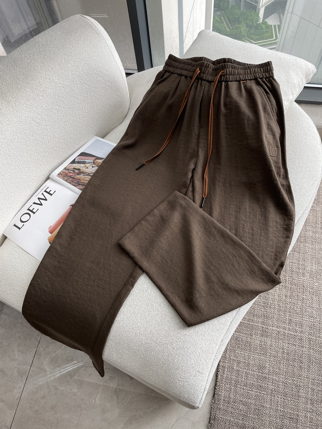 NO:912263,. Zegna 2026 spring and summer latest casual pants, customized linen and cotton fabric, soft and sweat-wicking, extremely comfortable. The upper body is very comfortable, with original accessories details. The upper body is sporty, casual and fashionable, a must-have for leisure and travel. Size m-xxxl,,zegna,19860909.  杰尼亚 2026春夏 最新款休闲裤,订制麻棉面料 柔软排汗,舒适度极高.上身非常舒爽,原版辅料细节.上身运动休闲时尚,出街休闲、外出旅游必备. 尺码 m-xxxl,,zegna,,Men's clothing