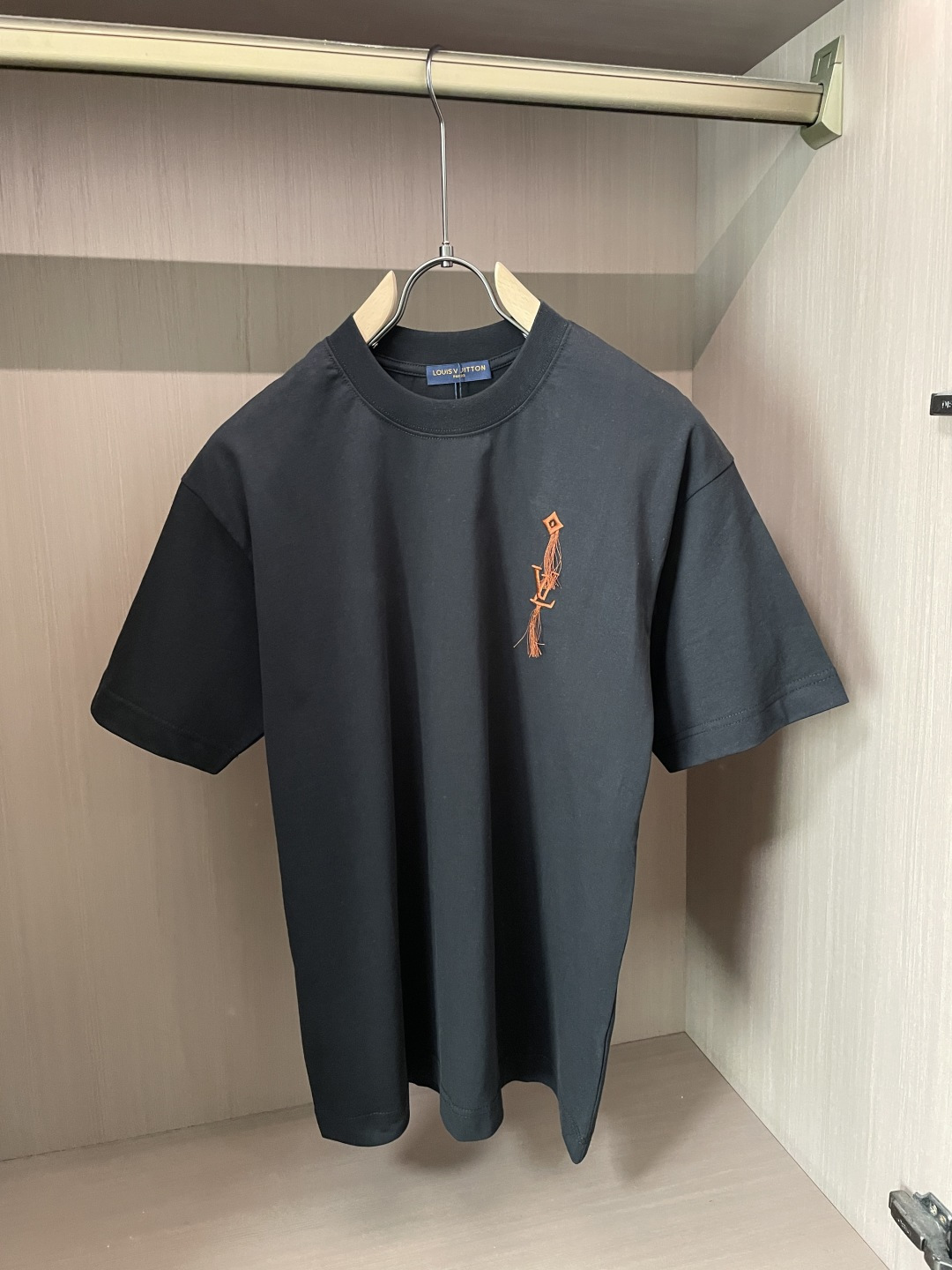 NO:912269,Lv 2026 spring and summer new style debut counter, the latest short-sleeved round neck T-shirt, high-end customization, avant-garde and fashionable design!  The brand logo is designed with heavy craftsmanship. High-end customized long-staple cotton fabric. Soft to the touch. Comfortable to wear. Exquisite stitching at the counter level. Fine workmanship. The upper body effect is incomparably handsome!  A must-have item for a stylish man!  Color Black White Size M-3XL,,louis vuitton,T-shirt,tees,t-shirt,19860909Lv 2026春夏新款首发专柜最新款短袖圆领T恤 高端订制 设计前卫时尚！品牌logo重工艺设计 高端定制长绒棉面料.手感柔软.穿着舒适.专柜级别精致车线.做工精细.上身效果无敌帅气！型男必备单品！ 颜色黑色 白色 码数M-3XL,,louis vuitton,T-shirt,tees，t-shirt,,Men's clothing
