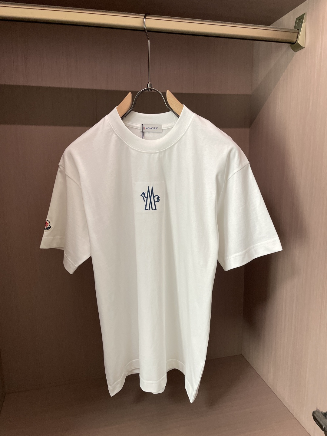 NO:912271,Meng Mouth 2026 spring and summer new style debut counter latest short-sleeved round neck T-shirt, high-end customization, avant-garde and fashionable design!  The brand logo is designed with heavy craftsmanship. High-end customized long-staple cotton fabric. Soft to the touch. Comfortable to wear. Exquisite stitching at the counter level. Fine workmanship. The upper body effect is incomparably handsome!  A must-have item for a stylish man!  Color Black White Size M-3XL,,Moncler,T-shirt,tees,t-shirt,19860909蒙口 2026春夏新款首发专柜最新款短袖圆领T恤 高端订制 设计前卫时尚！品牌logo重工艺设计 高端定制长绒棉面料.手感柔软.穿着舒适.专柜级别精致车线.做工精细.上身效果无敌帅气！型男必备单品！ 颜色黑色 白色 码数M-3XL,,Moncler,T-shirt,tees，t-shirt,,Men's clothing