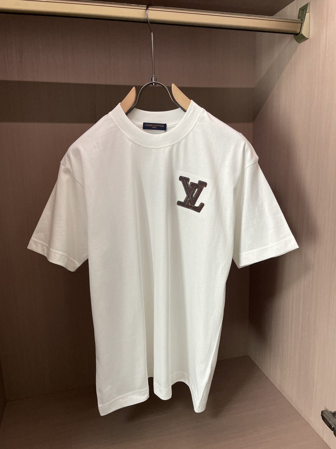 NO:912273,Lv 2026 spring and summer new style debut counter, the latest short-sleeved round neck T-shirt, high-end customization, avant-garde and fashionable design!  The brand logo is designed with heavy craftsmanship. High-end customized long-staple cotton fabric. Soft to the touch. Comfortable to wear. Exquisite stitching at the counter level. Fine workmanship. The upper body effect is incomparably handsome!  A must-have item for a stylish man!  Color Black White Size M-3XL,,louis vuitton,T-shirt,tees,t-shirt,19860909Lv 2026春夏新款首发专柜最新款短袖圆领T恤 高端订制 设计前卫时尚！品牌logo重工艺设计 高端定制长绒棉面料.手感柔软.穿着舒适.专柜级别精致车线.做工精细.上身效果无敌帅气！型男必备单品！ 颜色黑色 白色 码数M-3XL,,louis vuitton,T-shirt,tees，t-shirt,,Men's clothing