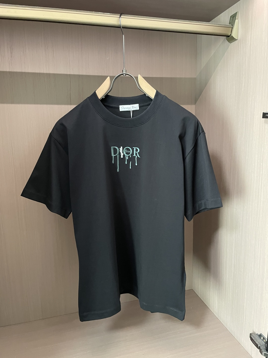 NO:912275,DAO's 2026 spring and summer new style debut counter, the latest short-sleeved round neck T-shirt, high-end customization, avant-garde and fashionable design!  The brand logo is designed with heavy craftsmanship. High-end customized long-staple cotton fabric. Soft to the touch. Comfortable to wear. Exquisite stitching at the counter level. Fine workmanship. The upper body effect is incomparably handsome!  A must-have item for a stylish man!  Color Black White Size M-3XL, T-shirt, tees, t-shirt,19860909D奥 2026春夏新款首发专柜最新款短袖圆领T恤 高端订制 设计前卫时尚！品牌logo重工艺设计 高端定制长绒棉面料.手感柔软.穿着舒适.专柜级别精致车线.做工精细.上身效果无敌帅气！型男必备单品！ 颜色黑色 白色 码数M-3XL,,T-shirt,tees，t-shirt,,Men's clothing