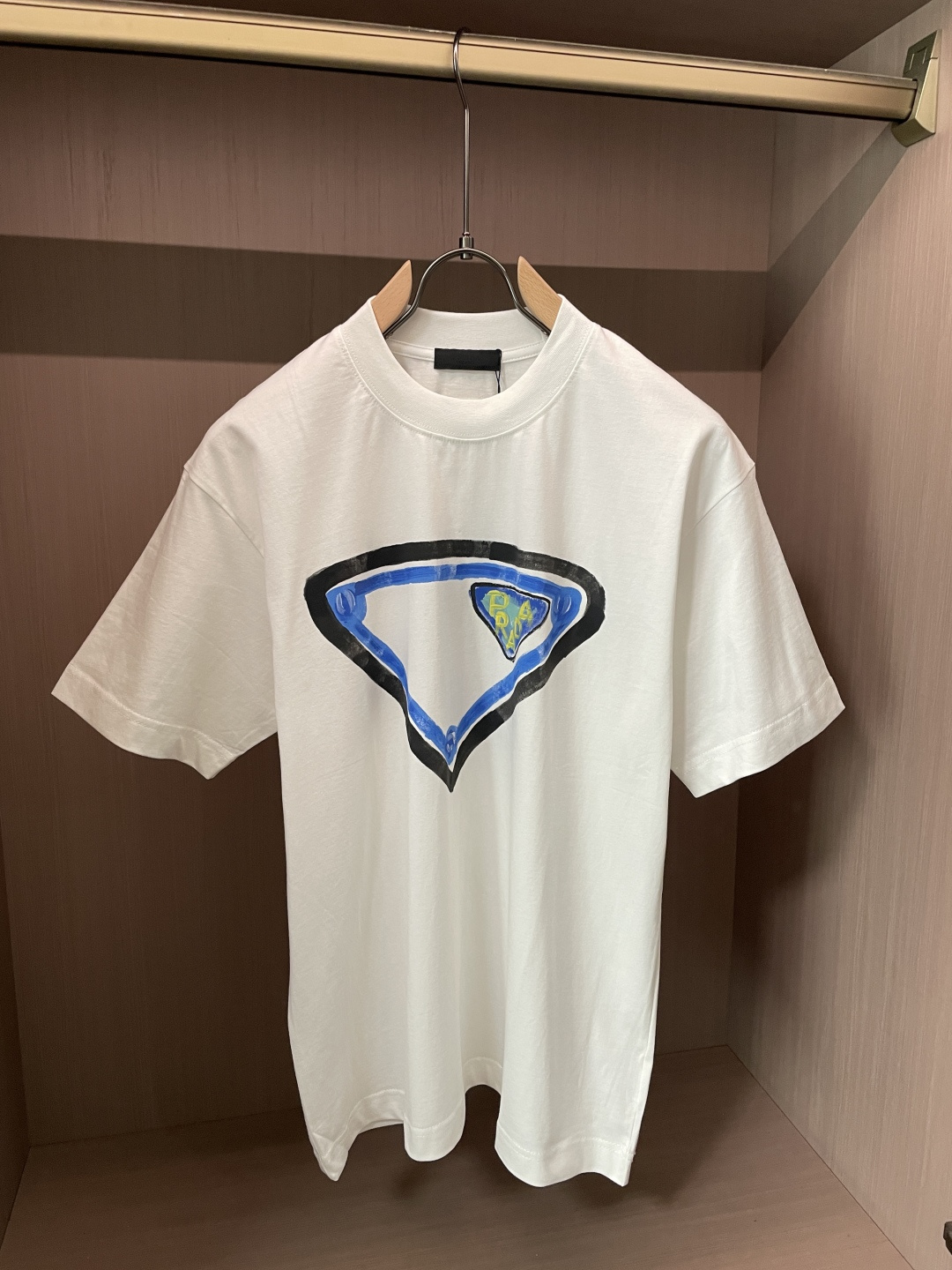 NO:912277,Prad's 2026 spring and summer new style debut counter, the latest short-sleeved round neck T-shirt, high-end customization, avant-garde and fashionable design!  The brand logo is designed with heavy craftsmanship. High-end customized long-staple cotton fabric. Soft to the touch. Comfortable to wear. Exquisite stitching at the counter level. Fine workmanship. The upper body effect is incomparably handsome!  A must-have item for a stylish man!  Color black white Size M-3XL, prada, T-shirt, tees, t-shirt,19860909Prad 2026春夏新款首发专柜最新款短袖圆领T恤 高端订制 设计前卫时尚！品牌logo重工艺设计 高端定制长绒棉面料.手感柔软.穿着舒适.专柜级别精致车线.做工精细.上身效果无敌帅气！型男必备单品！ 颜色黑色 白色 码数M-3XL,,prada,T-shirt,tees，t-shirt,,Men's clothing