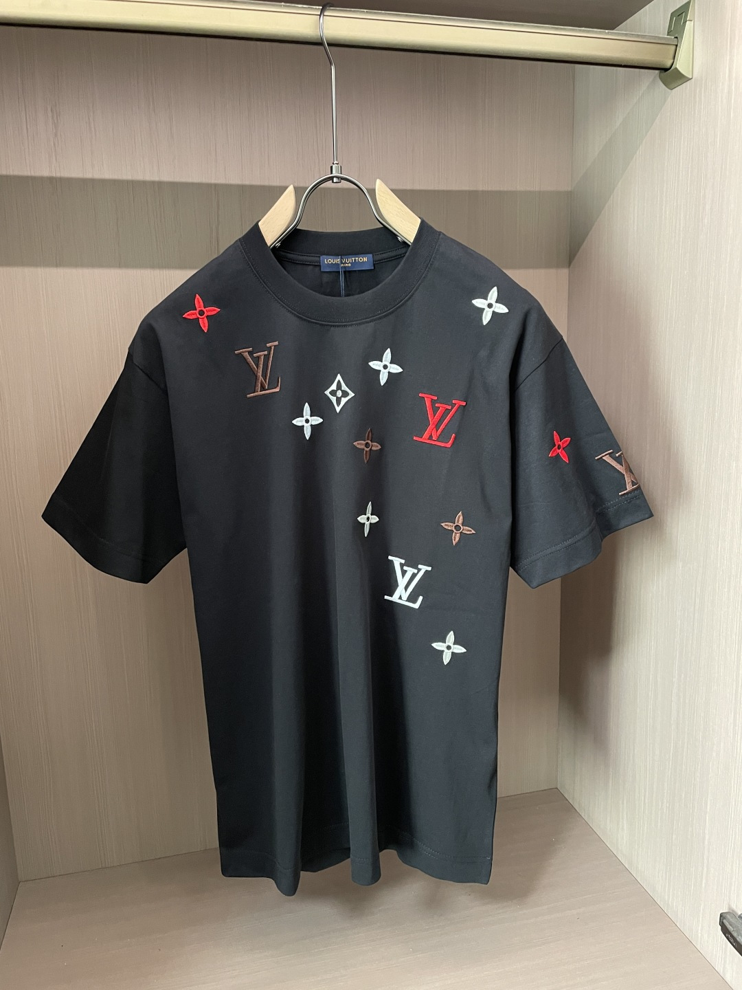 NO:912279,Lv 2026 spring and summer new style debut counter, the latest short-sleeved round neck T-shirt, high-end customization, avant-garde and fashionable design!  The brand logo is designed with heavy craftsmanship. High-end customized long-staple cotton fabric. Soft to the touch. Comfortable to wear. Exquisite stitching at the counter level. Fine workmanship. The upper body effect is incomparably handsome!  A must-have item for a stylish man!  Color Black White Size M-3XL,,louis vuitton,T-shirt,tees,t-shirt,19860909Lv 2026春夏新款首发专柜最新款短袖圆领T恤 高端订制 设计前卫时尚！品牌logo重工艺设计 高端定制长绒棉面料.手感柔软.穿着舒适.专柜级别精致车线.做工精细.上身效果无敌帅气！型男必备单品！ 颜色黑色 白色 码数M-3XL,,louis vuitton,T-shirt,tees，t-shirt,,Men's clothing