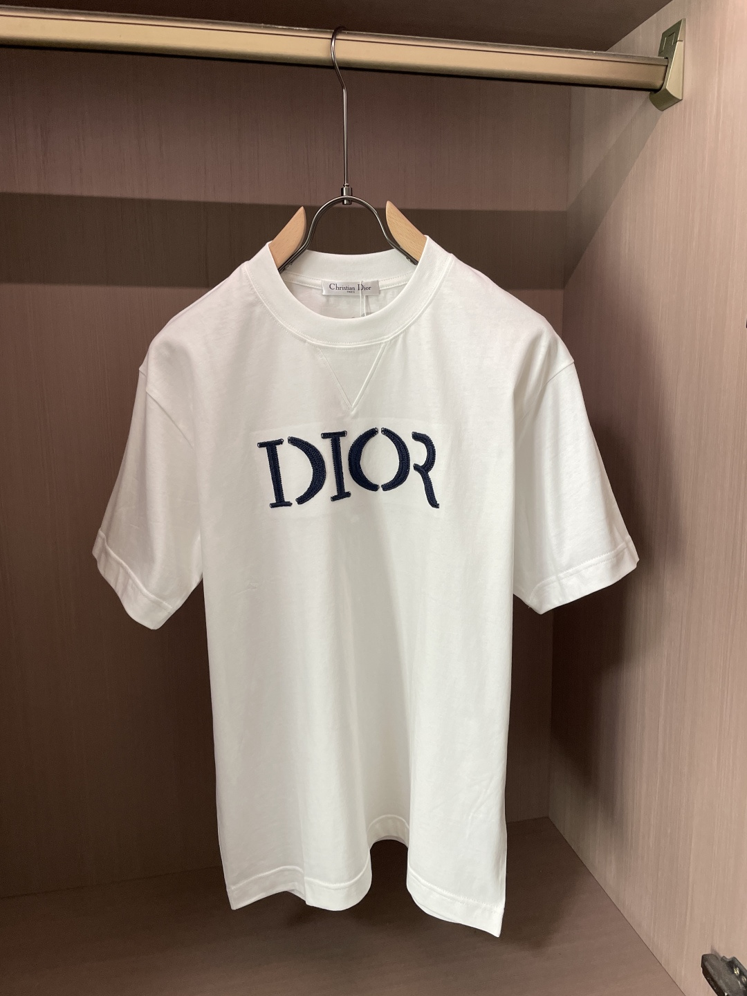 NO:912281,DAO's 2026 spring and summer new style debut counter, the latest short-sleeved round neck T-shirt, high-end customization, avant-garde and fashionable design!  The brand logo is designed with heavy craftsmanship. High-end customized long-staple cotton fabric. Soft to the touch. Comfortable to wear. Exquisite stitching at the counter level. Fine workmanship. The upper body effect is incomparably handsome!  A must-have item for a stylish man!  Color Black White Size M-3XL, T-shirt, tees, t-shirt,19860909D奥 2026春夏新款首发专柜最新款短袖圆领T恤 高端订制 设计前卫时尚！品牌logo重工艺设计 高端定制长绒棉面料.手感柔软.穿着舒适.专柜级别精致车线.做工精细.上身效果无敌帅气！型男必备单品！ 颜色黑色 白色 码数M-3XL,,T-shirt,tees，t-shirt,,Men's clothing