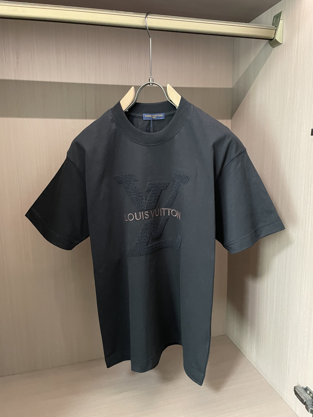 NO:912282,Lv 2026 spring and summer new style debut counter, the latest short-sleeved round neck T-shirt, high-end customization, avant-garde and fashionable design!  The brand logo is designed with heavy craftsmanship. High-end customized long-staple cotton fabric. Soft to the touch. Comfortable to wear. Exquisite stitching at the counter level. Fine workmanship. The upper body effect is incomparably handsome!  A must-have item for a stylish man!  Color Black White Size M-3XL,,louis vuitton,T-shirt,tees,t-shirt,19860909Lv 2026春夏新款首发专柜最新款短袖圆领T恤 高端订制 设计前卫时尚！品牌logo重工艺设计 高端定制长绒棉面料.手感柔软.穿着舒适.专柜级别精致车线.做工精细.上身效果无敌帅气！型男必备单品！ 颜色黑色 白色 码数M-3XL,,louis vuitton,T-shirt,tees，t-shirt,,Men's clothing