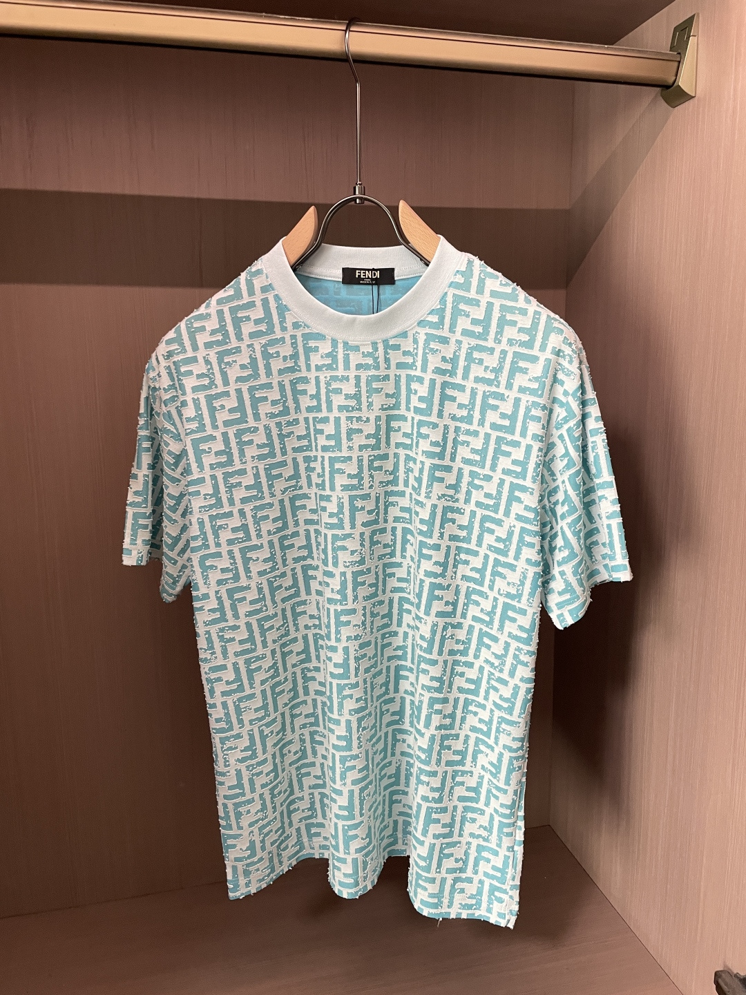 NO:912285,FD 2026 spring and summer new style debut counter, the latest short-sleeved round neck T-shirt, high-end customization, avant-garde and fashionable design!  The brand logo is designed with heavy craftsmanship. High-end customized long-staple cotton fabric. Soft to the touch. Comfortable to wear. Exquisite stitching at the counter level. Fine workmanship. The upper body effect is incomparably handsome!  A must-have item for a stylish man!  Color Black White Size M-3XL, T-shirt, tees, t-shirt,19860909FD 2026春夏新款首发专柜最新款短袖圆领T恤 高端订制 设计前卫时尚！品牌logo重工艺设计 高端定制长绒棉面料.手感柔软.穿着舒适.专柜级别精致车线.做工精细.上身效果无敌帅气！型男必备单品！ 颜色黑色 白色 码数M-3XL,,T-shirt,tees，t-shirt,,Men's clothing
