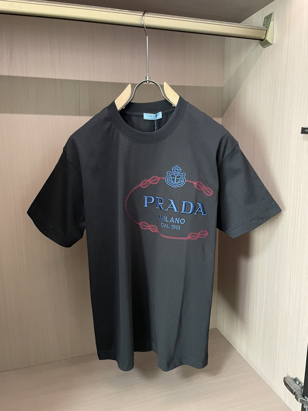 NO:912288,Prad's 2026 spring and summer new style debut counter, the latest short-sleeved round neck T-shirt, high-end customization, avant-garde and fashionable design!  The brand logo is designed with heavy craftsmanship. High-end customized long-staple cotton fabric. Soft to the touch. Comfortable to wear. Exquisite stitching at the counter level. Fine workmanship. The upper body effect is incomparably handsome!  A must-have item for a stylish man!  Color black white Size M-3XL, prada, T-shirt, tees, t-shirt,19860909Prad 2026春夏新款首发专柜最新款短袖圆领T恤 高端订制 设计前卫时尚！品牌logo重工艺设计 高端定制长绒棉面料.手感柔软.穿着舒适.专柜级别精致车线.做工精细.上身效果无敌帅气！型男必备单品！ 颜色黑色 白色 码数M-3XL,,prada,T-shirt,tees，t-shirt,,Men's clothing