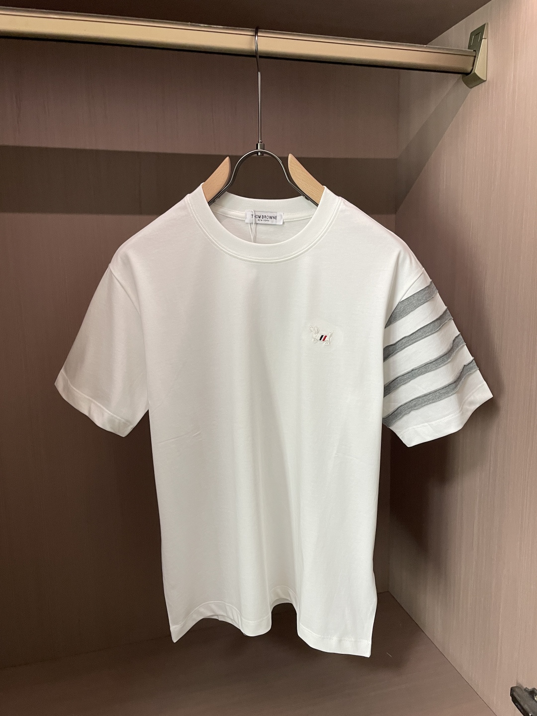 NO:912291,TB 2026 spring and summer new style debut counter, the latest short-sleeved round neck T-shirt, high-end customization, avant-garde and fashionable design!  The brand logo is designed with heavy craftsmanship. High-end customized long-staple cotton fabric. Soft to the touch. Comfortable to wear. Exquisite stitching at the counter level. Fine workmanship. The upper body effect is incomparably handsome!  A must-have item for a stylish man!  Color Black White Size M-3XL, T-shirt, tees, t-shirt,19860909TB 2026春夏新款首发专柜最新款短袖圆领T恤 高端订制 设计前卫时尚！品牌logo重工艺设计 高端定制长绒棉面料.手感柔软.穿着舒适.专柜级别精致车线.做工精细.上身效果无敌帅气！型男必备单品！ 颜色黑色 白色 码数M-3XL,,T-shirt,tees，t-shirt,,Men's clothing