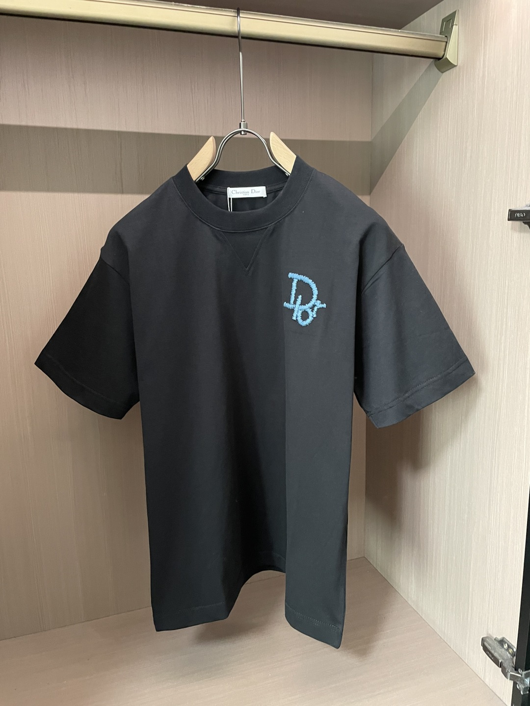 NO:912294,DAO's 2026 spring and summer new style debut counter, the latest short-sleeved round neck T-shirt, high-end customization, avant-garde and fashionable design!  The brand logo is designed with heavy craftsmanship. High-end customized long-staple cotton fabric. Soft to the touch. Comfortable to wear. Exquisite stitching at the counter level. Fine workmanship. The upper body effect is incomparably handsome!  A must-have item for a stylish man!  Color Black White Size M-3XL, T-shirt, tees, t-shirt,19860909D奥 2026春夏新款首发专柜最新款短袖圆领T恤 高端订制 设计前卫时尚！品牌logo重工艺设计 高端定制长绒棉面料.手感柔软.穿着舒适.专柜级别精致车线.做工精细.上身效果无敌帅气！型男必备单品！ 颜色黑色 白色 码数M-3XL,,T-shirt,tees，t-shirt,,Men's clothing