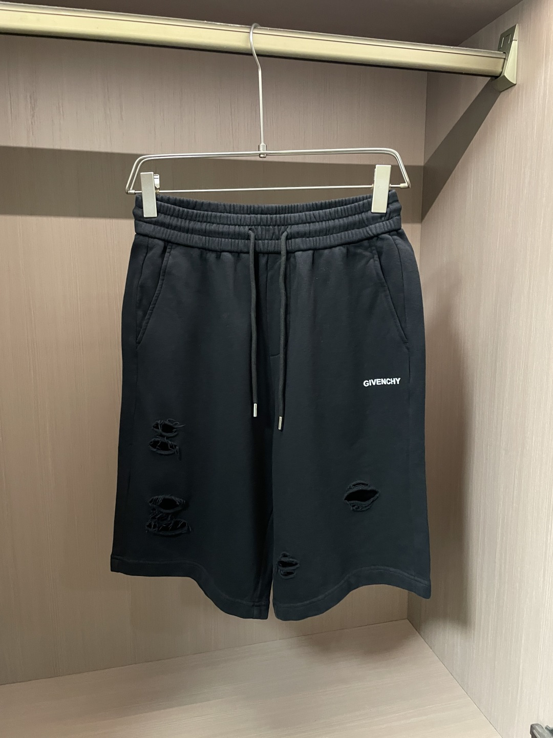 NO:912300,Givenchy 2026 summer shorts!  Versatile casual pants with elastic waist!  Elastic waist and pockets on both sides. The fabric is made of custom-woven high-count pure cotton. The upper body is breathable, soft and skin-friendly, and feels delicate. The waist is knitted with an elastic waist and a drawstring. The upper body does not have to worry about the discomfort of being too loose or too tight. Whether at home, going out, or traveling, it is your best choice for summer!  Size M-3XL,,givenchy,shorts,19860909纪梵希 2026夏季短裤！百搭松紧腰休闲五分裤！松紧腰 两侧插袋 面料采用客供定织高支纯棉料,上身透气,柔软亲肤,手感细腻、 腰部针织松紧腰加抽绳,上身不用担心过松过紧的不舒适感 ,无论居家,外出,旅游,都是您夏日的最佳选择！ 码数M-3XL,,givenchy,shorts,,Men's clothing