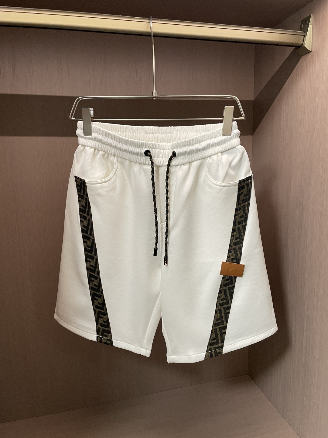 NO:912303,FD 2026 summer shorts!  Versatile casual pants with elastic waist!  Elastic waist and pockets on both sides. The fabric is made of custom-woven high-count pure cotton. The upper body is breathable, soft and skin-friendly, and feels delicate. The waist is knitted with an elastic waist and a drawstring. The upper body does not have to worry about the discomfort of being too loose or too tight. Whether at home, going out, or traveling, it is your best choice for summer!  Size M-3XL,,shorts,19860909FD 2026夏季短裤！百搭松紧腰休闲五分裤！松紧腰 两侧插袋 面料采用客供定织高支纯棉料,上身透气,柔软亲肤,手感细腻、 腰部针织松紧腰加抽绳,上身不用担心过松过紧的不舒适感 ,无论居家,外出,旅游,都是您夏日的最佳选择！ 码数M-3XL,,shorts,,Men's clothing