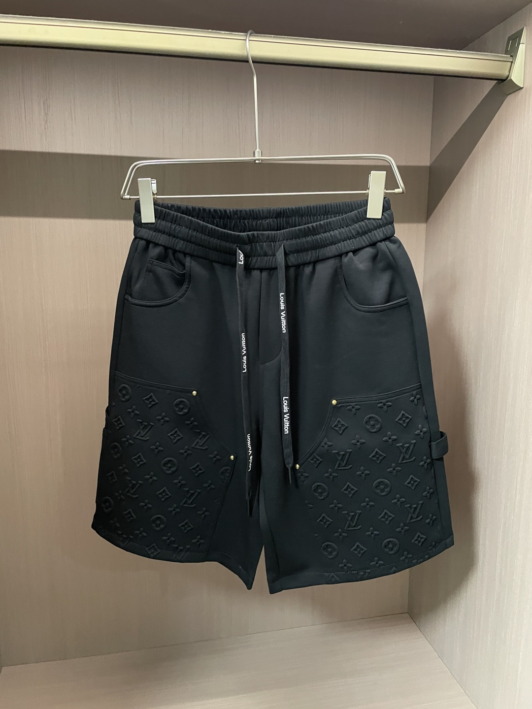 NO:912306,Lv 2026 summer shorts!  Versatile casual pants with elastic waist!  Elastic waist and pockets on both sides. The fabric is made of custom-woven high-count pure cotton. The upper body is breathable, soft and skin-friendly, and feels delicate. The waist is knitted with an elastic waist and a drawstring. The upper body does not have to worry about the discomfort of being too loose or too tight. Whether at home, going out, or traveling, it is your best choice for summer!  Size M-3XL,,louis vuitton,shorts,19860909Lv 2026夏季短裤！百搭松紧腰休闲五分裤！松紧腰 两侧插袋 面料采用客供定织高支纯棉料,上身透气,柔软亲肤,手感细腻、 腰部针织松紧腰加抽绳,上身不用担心过松过紧的不舒适感 ,无论居家,外出,旅游,都是您夏日的最佳选择！ 码数M-3XL,,louis vuitton,shorts,,Men's clothing