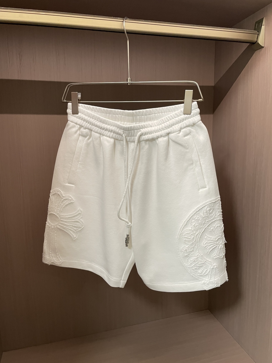 NO:912286,Crow Heart 2026 Summer Shorts!  Versatile casual pants with elastic waist!  Elastic waist and pockets on both sides. The fabric is made of custom-woven high-count pure cotton. The upper body is breathable, soft and skin-friendly, and feels delicate. The waist is knitted with an elastic waist and a drawstring. The upper body does not have to worry about the discomfort of being too loose or too tight. Whether at home, going out, or traveling, it is your best choice for summer!  Size M-3XL,,chrome hearts,shorts,19860909克罗心 2026夏季短裤！百搭松紧腰休闲五分裤！松紧腰 两侧插袋 面料采用客供定织高支纯棉料,上身透气,柔软亲肤,手感细腻、 腰部针织松紧腰加抽绳,上身不用担心过松过紧的不舒适感 ,无论居家,外出,旅游,都是您夏日的最佳选择！ 码数M-3XL,,chrome hearts,shorts,,Men's clothing