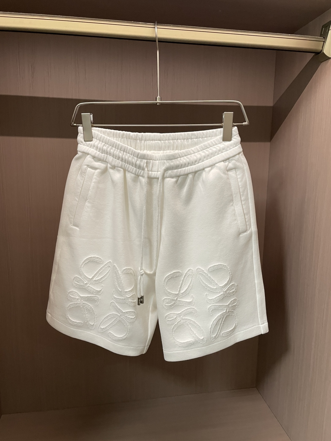 NO:912289,Loewe 2026 summer shorts!  Versatile casual pants with elastic waist!  Elastic waist and pockets on both sides. The fabric is made of custom-woven high-count pure cotton. The upper body is breathable, soft and skin-friendly, and feels delicate. The waist is knitted with an elastic waist and a drawstring. The upper body does not have to worry about the discomfort of being too loose or too tight. Whether at home, going out, or traveling, it is your best choice for summer!  Size M-3XL,,loewe,shorts,19860909Loewe 2026夏季短裤！百搭松紧腰休闲五分裤！松紧腰 两侧插袋 面料采用客供定织高支纯棉料,上身透气,柔软亲肤,手感细腻、 腰部针织松紧腰加抽绳,上身不用担心过松过紧的不舒适感 ,无论居家,外出,旅游,都是您夏日的最佳选择！ 码数M-3XL,,loewe,shorts,,Men's clothing