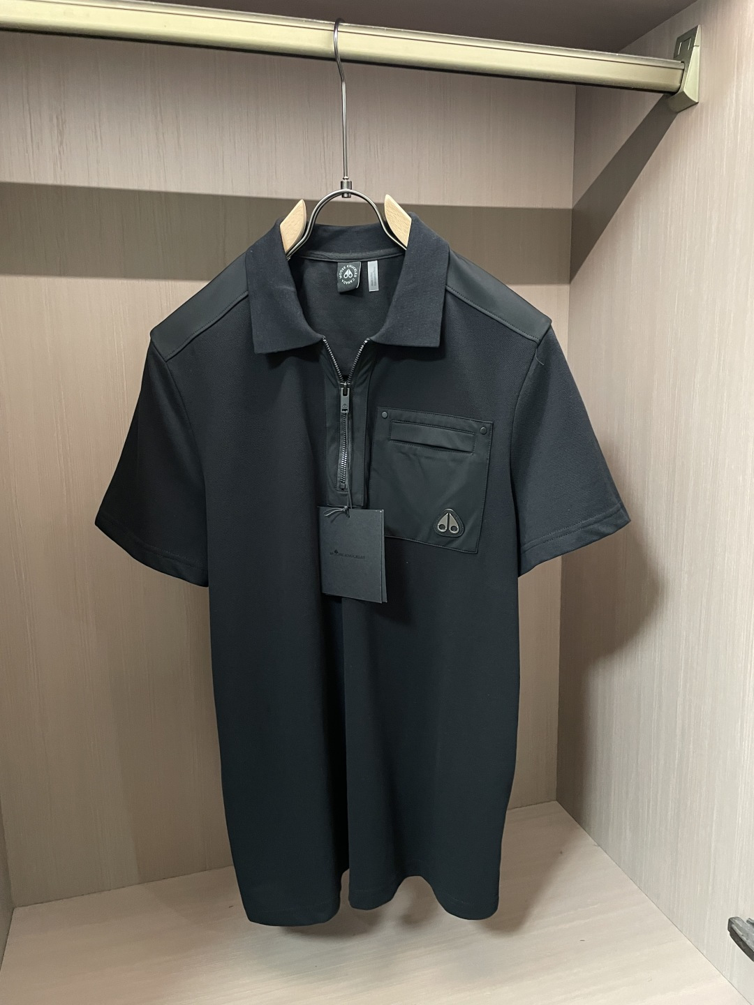 NO:912295,Prad functional half-zip Polo shirt | Black and white two-color men's essential commuter multifunctional Polo that combines business neatness with outdoor relaxation. The black and white colors are suitable for different wearing scenarios. Fabric advantages: Highly elastic and quick-drying blended fabric, soft and skin-friendly, with breathable and sweat-wicking properties. It is not sweaty or wrinkled when worn for a long time in summer. It is suitable for daily commuting, short trips, and light outdoor use. It is not easy to deform and fade after washing. Design details 1.  Lapel + half-open metal zipper design, you can freely adjust the opening and closing of the collar, low-key modification of the neck line, more stable and spirited than ordinary T-shirts; 2. Reinforced shoulder stitching, optimized shoulder line, smooth shoulders and wide shoulders can be modified, the version is slightly loose and not tight; 3. The three-dimensional work patch pocket on the chest, reinforced with rivets, has both decorative and practical storage functions, and the brand mark on the bag is minimalist and not exaggerated; 4.  The neat short sleeves are hemmed and the hem is arc-cut. It goes well with trousers, casual pants and quick-drying shorts. Sizes are s-xl, prada, shorts, T-shirt, tees, t-shirt,19860909Prad机能风半拉链Polo衫｜黑白双色男士通勤刚需 兼顾商务利落与户外松弛感的多功能Polo,黑白两色适配不同穿搭场景. 面料优势 高弹速干混纺面料,软糯亲肤,自带透气排汗属性,夏日久穿不闷汗、不易起皱沾身,日常通勤、短途出行、轻户外都适配,水洗后不易变形掉色. 设计细节 1. 翻领+半开金属拉链设计,可自由调节领口开合度,低调修饰脖颈线条,比普通T恤更显稳重精神； 2. 肩部拼接加固裁片,优化肩线,溜肩、宽肩都能修饰,版型微宽松不紧绷； 3. 胸前立体工装贴袋,铆钉加固,兼具装饰与实用收纳功能,袋面品牌小标极简不浮夸； 4. 利落短袖包边走线,下摆圆弧剪裁,搭配西裤、休闲裤、速干短裤都协调. 尺码s-xl,,prada,shorts,T-shirt,tees，t-shirt,,Men's clothing