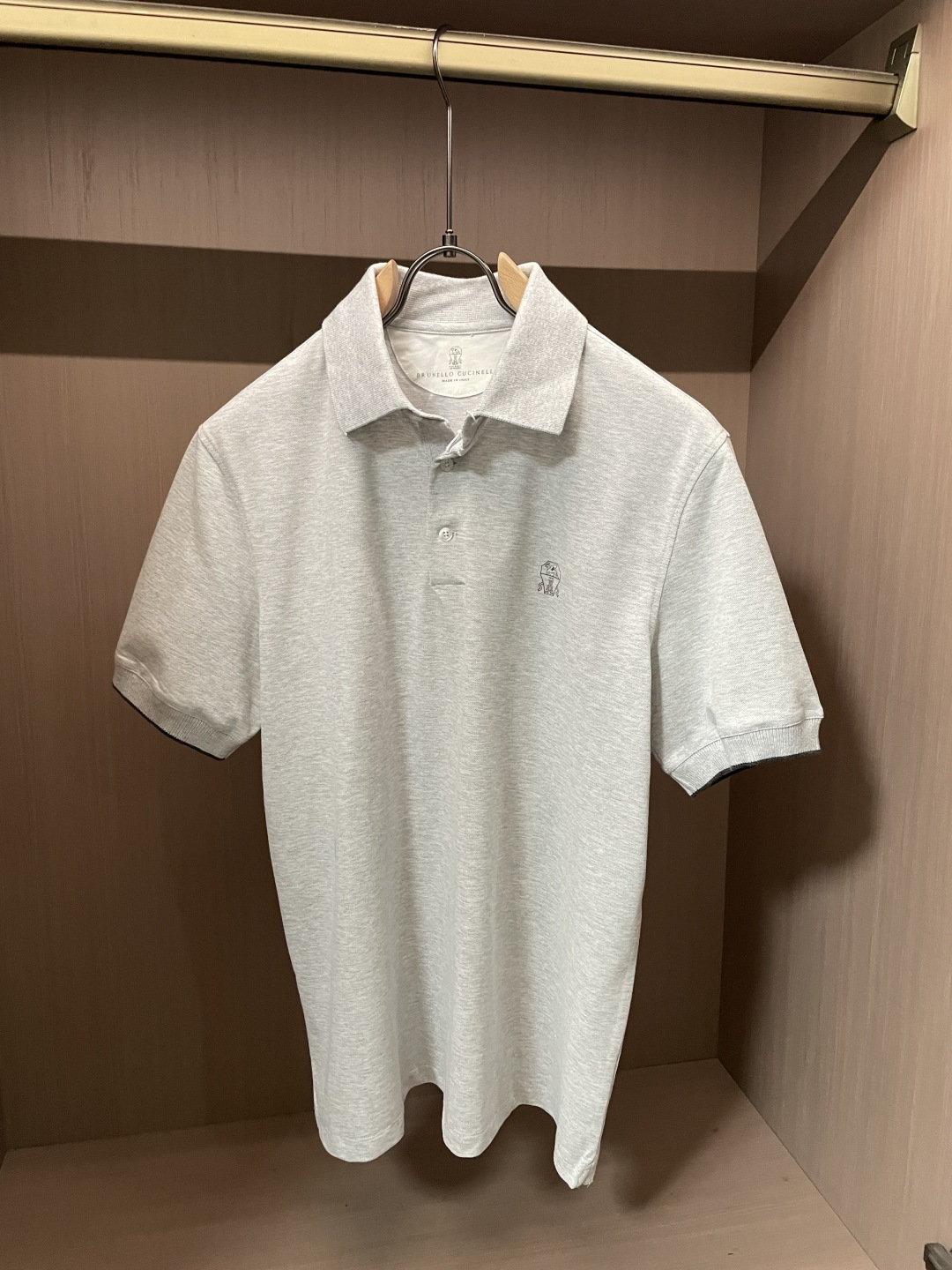 NO:912301,BC Light Luxury Polo｜Old Money Style Men’s Top Commuting Accessories. It focuses on low-key and restrained Italian-style relaxed texture. It is an all-purpose Polo that will never go wrong in a mature man’s wardrobe, taking into account both business decency and daily comfort. Fabric Highlights  Selected high-count pique blended fabrics, soft heather gray texture with a matte high-end feel, breathable and sweat-wicking without being stuffy, soft and delicate to the touch, not prone to pilling, yellowing and deformation after long-term wear, just the right drape, neat upper body without collapse. Detailed design 1. Classic small lapel tailoring, two plackets are simple and restrained, do not emphasize the neck line, suitable for business occasions, and not rigid for daily leisure; 2.  Miniature portrait embroidery on the left chest, with delicate and low-key lines and no exaggerated printing, perfectly interprets the 'silent elegance' of the old money style; 3. Contrasting color and thin hemming on the cuffs hides exquisite details, and the solid color body instantly adds layers of layers; the slightly loose and straight version accommodates various body shapes such as belly and shoulders, without being tight or bloated; 4. The arc hem is neat when worn alone, and is also smooth and stylish when worn with trousers. Size s-xl,,19860909BC轻奢Polo｜老钱风男士通勤顶配 主打低调内敛的意式松弛质感,成熟男士衣柜里永不出错的万能Polo,兼顾商务体面与日常舒适. 面料亮点 甄选高支珠地混纺面料,柔和麻灰肌理自带哑光高级感,透气排汗不闷黏,触感软糯细腻,久穿不易起球、发黄变形,垂坠感恰到好处,上身利落不塌垮. 细节设计 1. 经典小翻领剪裁,两粒门襟简约克制,不挑脖颈线条,商务场合得体,日常休闲不刻板； 2. 左胸微型人像刺绣,走线细腻低调,无夸张印花,完美诠释老钱风“无声显贵”； 3. 袖口撞色细包边,暗藏精致小心机,纯色衣身瞬间增加层次；微宽松直筒版型,包容肚腩、溜肩各类身形,不紧绷不臃肿； 4. 圆弧下摆,单穿利落,塞进西裤穿搭也流畅有型. 尺码s-xl,,,Men's clothing