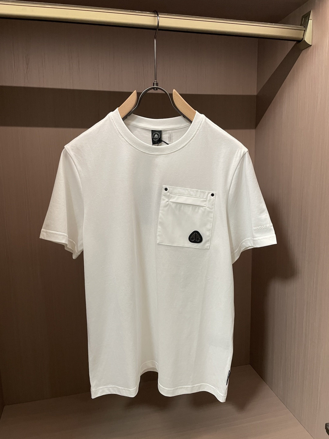 NO:912304,Prad functional workwear pocket short-sleeve | Black and white two-color quick-drying men's basic T-shirt. Incorporate outdoor functional details into daily basics, taking into account comfort and practicality with a simple and high-end feel. It is a versatile top for men in spring and summer. Core advantages of fabrics  High-count ice-feeling quick-drying blended fabric, with cool texture, breathable and sweat-wicking, not stuffy or sticky when worn in the dog days; anti-wrinkle and washable, not easy to whiten, deform, pilling after long-term wear, soft and neat drape on the upper body, suitable for commuting, light outdoor, and daily travel. Workwear design details 1. Three-dimensional splicing functional patch pockets on the chest, rivet-reinforced double-layer insert pockets, which can store small items, are practical and create visual hierarchy, breaking the monotony of solid-color T-shirts;  2. The metal triangle brand logo on the bag is low-key and not exaggerated, and the embossed logo of the same series is hidden on the cuffs, and the details are complete and unified; 3. The classic round neck, the edges are reinforced to prevent looseness, and the slightly loose straight cut modifies the shoulder shape, accommodates all body shapes, and is not tight or bloated; 4. The hem is embellished with small woven labels on the side, and the lines are neatly routed, and the simplicity hides exquisite workmanship.  Size s-xl,,prada,T-shirt,tees,t-shirt,19860909Prad机能工装口袋短袖｜黑白双色速干男士基础T恤 把户外机能细节融入日常基础款,兼顾舒适实穿与简约高级感,春夏男士百搭刚需上衣. 面料核心优势 高支冰感速干混纺面料,自带凉感肌理,透气导汗,三伏天穿着不闷不粘；抗皱耐洗,久穿不易发白、变形、起球,垂感柔和上身利落,通勤、轻户外、日常出行都适配. 工装设计细节 1. 胸前立体拼接机能贴袋,铆钉加固双层插袋,可收纳小物件,实用同时打造视觉层次,打破纯色T恤单调感； 2. 袋面金属三角品牌标识,低调不浮夸,袖口暗藏同系列压印logo,细节完整统一； 3. 经典正圆领,包边加固不易松垮,微宽松直筒剪裁,修饰肩型、包容各类身形,不紧绷不臃肿； 4. 下摆侧边小织标点缀,走线工整,简约中暗藏精致做工. 尺码s-xl,,prada,T-shirt,tees，t-shirt,,Men's clothing