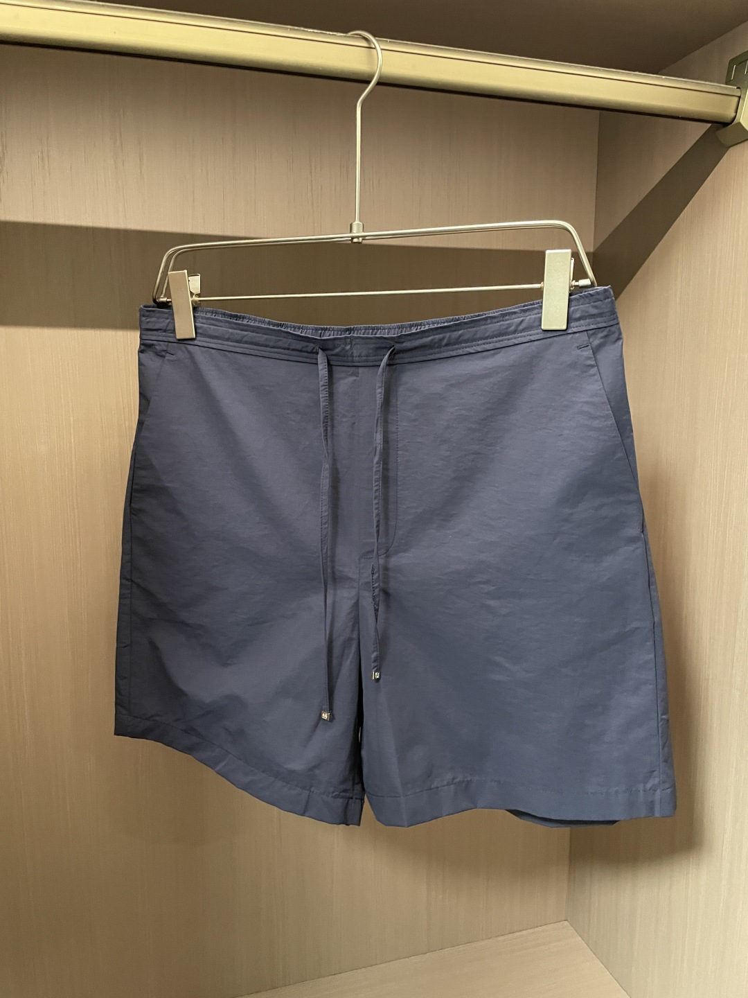 NO:912310,Loewe fog blue quick-drying drawstring casual shorts | versatile pants for men's commuting and vacation. Fabric highlights: High-elastic, light and quick-drying functional fabric with a micro-wrinkle texture, light and weight-free upper body, breathable and not stuffy on the legs, quick-drying when exposed to water, suitable for daily commuting, outdoor travel, and beach vacations; anti-wrinkle and no ironing, not easy to wrinkle after sitting for a long time, not easy to fade and deform after washing. Style details 1.  Solid mist blue low saturation color, calm and soft, no need to pick tops, easily adapts to all kinds of basic T-shirts and Polo; 2. All-inclusive elastic waist with metal head drawstring, free to adjust waist circumference, not tight or slipping, suitable for all sizes and figures; 3. Standard five-point straight cut, just right to cover the thigh fat, not tight or clinging to the legs, optimizing leg lines; 4.  Hidden pockets on both sides, neatly routed, can store mobile phones and keys, taking into account both beauty and practicality; flat hemmed trouser legs, simple and neat, no unnecessary complicated design. Sizes s-xl,,loewe,shorts,tees,t-shirt,19860909Loewe 雾蓝速干抽绳五分休闲短裤｜男士通勤度假百搭神裤 面料亮点 高弹轻薄速干机能面料,自带微皱肌理,上身轻盈无负重,透气不闷腿,遇水速干,日常通勤、户外出行、海边度假都适配；抗皱免熨,久坐不易起褶,水洗不易褪色变形. 版型细节 1. 纯色雾蓝低饱和色系,沉稳柔和,不挑上衣,轻松适配各类基础T恤、Polo； 2. 全包松紧腰搭配金属头抽绳,自由调节腰围,不勒腰、不滑落,大小身材都适配； 3. 标准五分直筒剪裁,恰到好处遮住大腿赘肉,不紧绷、不贴腿,优化腿部线条； 4. 双侧隐形插袋,走线工整,可收纳手机、钥匙,兼顾美观与实用性；平整包边裤脚,简约利落,无多余繁杂设计. 尺码s-xl,,loewe,shorts,tees，t-shirt,,Men's clothing