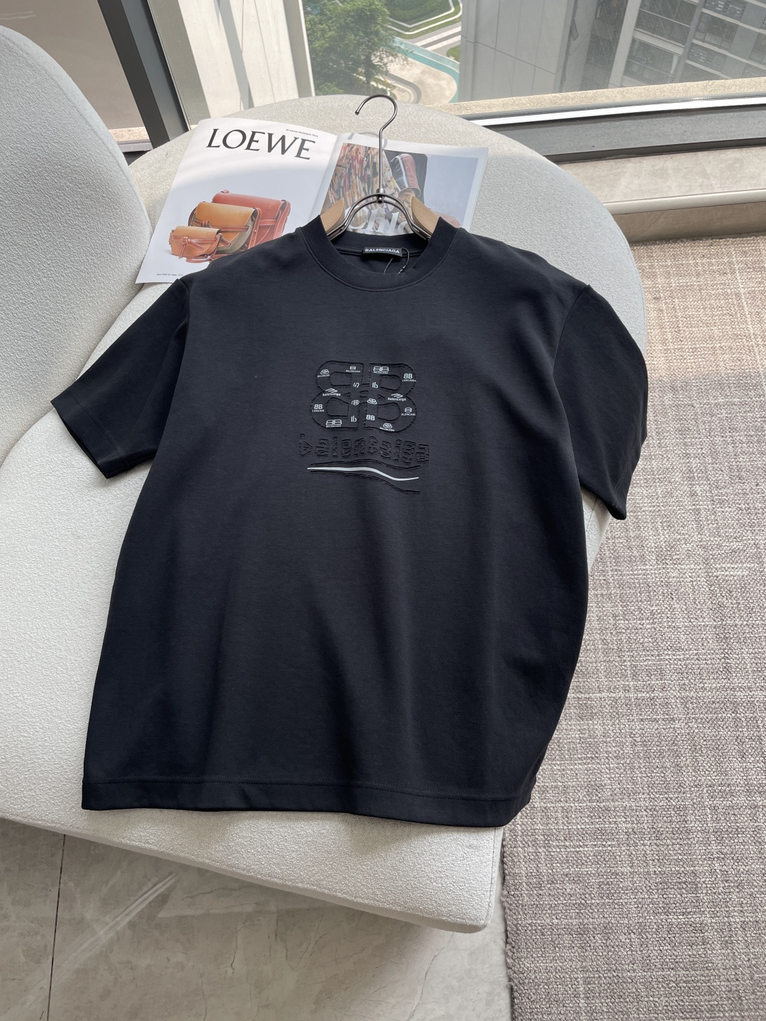 NO:912293,Paris Same style as the official website Same style as the official website Same style as the official website Highly recommended!  2026ss new summer clothing products are on sale at counters. The latest series of graphic logo short-sleeved T-shirts are a must-have for everyone!  Imported top-grade combed cotton fabric, extremely skin-friendly and comfortable. It feels very delicate, has a good texture, and perfectly reflects the three-dimensional effect. It is in line with the brand's consistent design style. It is a very good overall product. It can be worn alone without any problem. Sizes are s-xxl, T-shirt, tees, t-shirt,19860909巴黎 官网同款 官网同款 官网同款 重磅推荐！2026ss夏装新品 专柜在售 最新系列图案logo短袖T恤 必须人手一件的节奏！进口顶极精梳棉面料,极为亲肤舒适 摸上去非常的细腻,质感很好,完美体现立体感 符合品牌一贯设计风格,整体非常不错的一款,内搭单穿都完全没问题 尺码s-xxl,,T-shirt,tees，t-shirt,,Men's clothing
