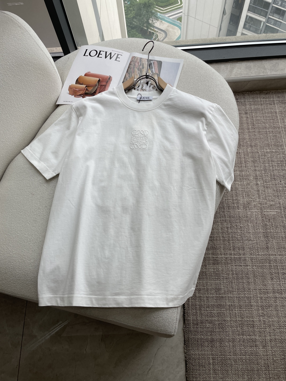 NO:912296,Same style as Loewe official website Same style as official website Same style as official website Highly recommended!  2026ss new summer clothing products are on sale at counters. The latest series of graphic logo short-sleeved T-shirts are a must-have for everyone!  Imported top quality combed cotton fabric, extremely skin-friendly and comfortable. It feels very delicate, has a good texture, and perfectly embodies the three-dimensional effect. It is in line with the brand's consistent design style. It is a very good overall product and can be worn alone as an inner layer. Sizes are s-xxl, loewe, T-shirt, tees, t-shirt,19860909Loewe 官网同款 官网同款 官网同款 重磅推荐！2026ss夏装新品 专柜在售 最新系列图案logo短袖T恤 必须人手一件的节奏！进口顶极精梳棉面料,极为亲肤舒适 摸上去非常的细腻,质感很好,完美体现立体感 符合品牌一贯设计风格,整体非常不错的一款,内搭单穿都完全没问题 尺码s-xxl,,loewe,T-shirt,tees，t-shirt,,Men's clothing