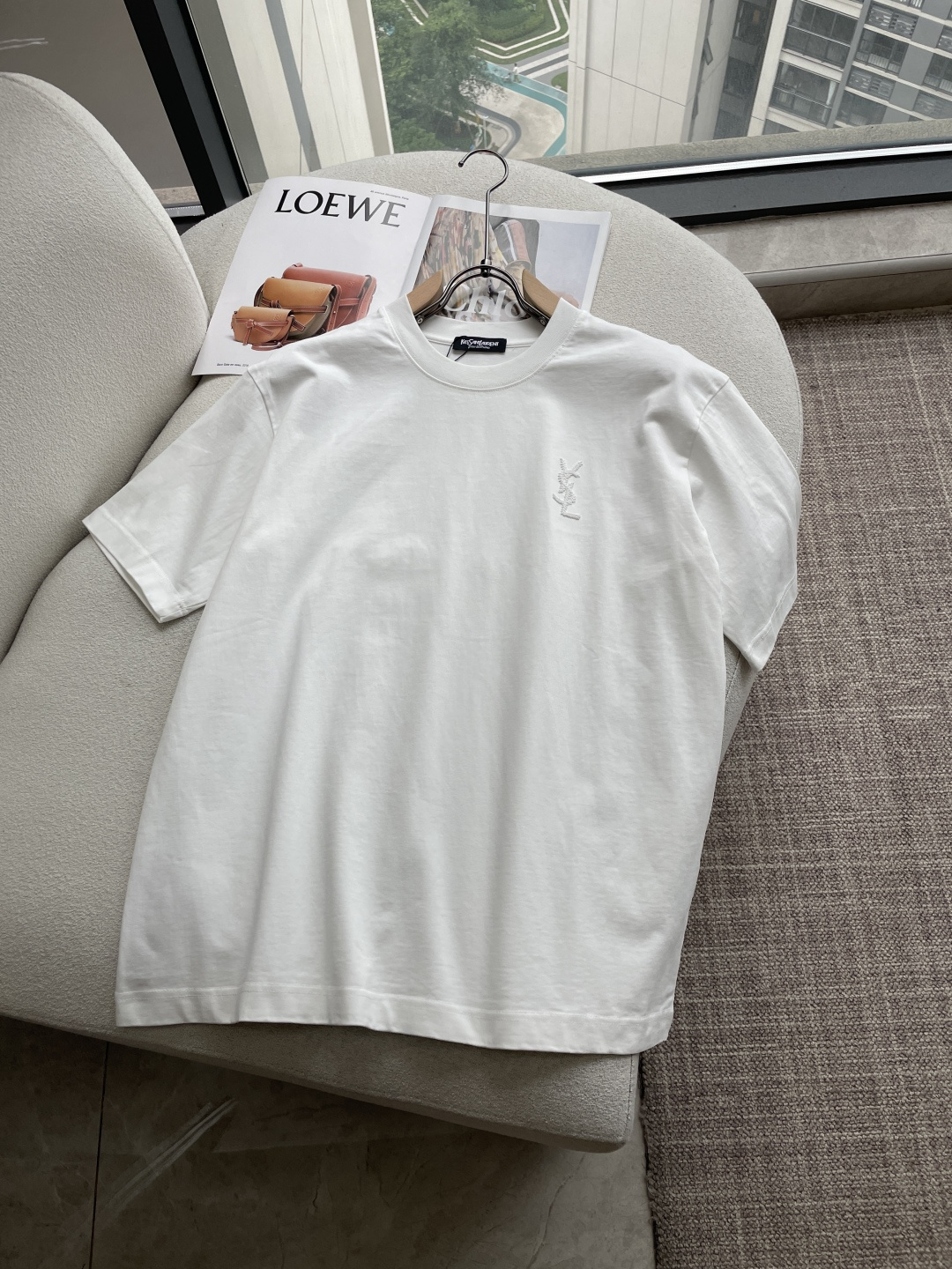 NO:912302,Yves Saint Laurent Same style as the official website Same style as the official website Same style as the official website Highly recommended!  2026ss new summer clothing products are on sale at counters. The latest series of graphic logo short-sleeved T-shirts are a must-have for everyone!  Imported top-quality combed cotton fabric, extremely skin-friendly and comfortable. It feels very delicate, has a good texture, and perfectly embodies the three-dimensional effect. It is in line with the brand's consistent design style. It is a very good overall product. It can be worn alone without any problem. Sizes are s-xxl, saint laurent, T-shirt, tees, t-shirt,19860909圣罗兰 官网同款 官网同款 官网同款 重磅推荐！2026ss夏装新品 专柜在售 最新系列图案logo短袖T恤 必须人手一件的节奏！进口顶极精梳棉面料,极为亲肤舒适 摸上去非常的细腻,质感很好,完美体现立体感 符合品牌一贯设计风格,整体非常不错的一款,内搭单穿都完全没问题 尺码s-xxl,,saint laurent,T-shirt,tees，t-shirt,,Men's clothing