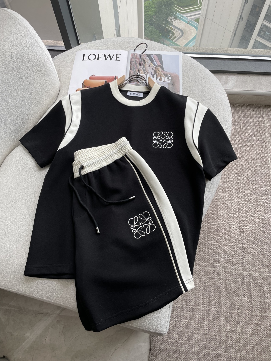 NO:915075,Loewe Round Neck Short Sleeve Shorts Suit Half Sleeve Suit Top Version Trading Company Channel Order, Overseas Boutique Exclusive Limited Sale, Classic Is Eternal, It Is Absolutely Worth It!  This type of suit is also a must-have for lazy people. You don’t have to think about how to match it, you can just get it in one set!  Customized fabrics are provided by customers, which are smooth to the touch, yet crisp and stylish, and the upper body is full of texture!  The overall design is simple and elegant without losing style. It has a strong sense of upper body and is definitely at the forefront of fashion. It is very comfortable to wear. There is no need to say much about the style and cut of the pants. The upper body is exquisite and lively. It is truly a palace-level casual pants that can be used in various occasions whether it is sports or leisure. It is worthy of Amway and roaring recommendation!  !  Size m-xxxl,,loewe,shorts,T-shirt,19860909Loewe 圆领短袖短裤套装 半袖套装顶级版本贸易公司渠道订单,海外精品独家限定发售,经典即永恒,入手绝对值的！这种类型的套装也是懒人必备的一套,不用想怎么搭配,直接一套轻松搞定！客供定制面料,触感顺滑,却又挺括有型,上身质感十足！ 整体简洁大方而不失格调,上身感极强,绝对走在时尚最前端,穿着非常舒适,裤型款式和裁剪亦无需多言,上身精致跃然,真正殿堂级的休闲裤,无论是运动还是休闲时候都能胜任各种场合,值得安利,咆哮推荐！！ 尺码m-xxxl,,loewe,shorts,T-shirt,,Men's clothing