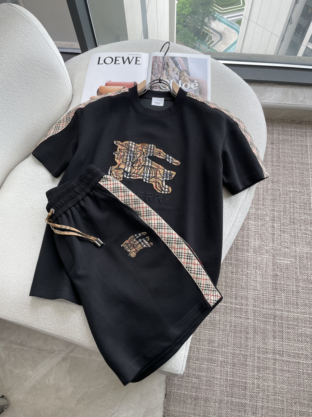 NO:915058,Bur Round Neck Short Sleeve Shorts Suit Half Sleeve Suit Top Version Trading Company Channel Order, Overseas Boutique Exclusive Limited Sale, Classic Is Eternal, It Is Absolutely Worth It!  This type of suit is also a must-have for lazy people. You don’t have to think about how to match it, you can just get it in one set!  Customized fabrics are provided by customers, which are smooth to the touch, yet crisp and stylish, and the upper body is full of texture!  The overall design is simple and elegant without losing style. It has a strong sense of upper body and is definitely at the forefront of fashion. It is very comfortable to wear. There is no need to say much about the style and cut of the pants. The upper body is exquisite and lively. It is truly a palace-level casual pants that can be used in various occasions whether it is sports or leisure. It is worthy of Amway and roaring recommendation!  !  Size m-xxxl,,burberry,shorts,T-shirt,19860909Bur 圆领短袖短裤套装 半袖套装顶级版本贸易公司渠道订单,海外精品独家限定发售,经典即永恒,入手绝对值的！这种类型的套装也是懒人必备的一套,不用想怎么搭配,直接一套轻松搞定！客供定制面料,触感顺滑,却又挺括有型,上身质感十足！ 整体简洁大方而不失格调,上身感极强,绝对走在时尚最前端,穿着非常舒适,裤型款式和裁剪亦无需多言,上身精致跃然,真正殿堂级的休闲裤,无论是运动还是休闲时候都能胜任各种场合,值得安利,咆哮推荐！！ 尺码m-xxxl,,burberry,shorts,T-shirt,,Men's clothing