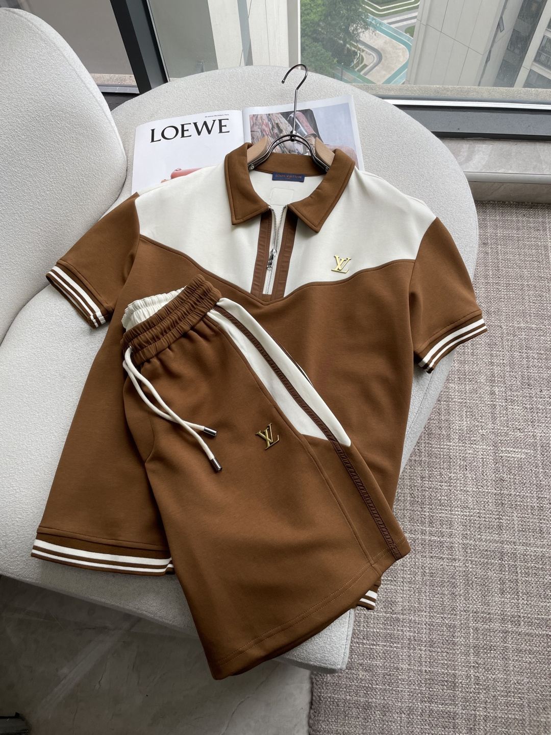 NO:915064,Lv lapel short-sleeved shorts suit half-sleeved suit top version trading company channel order, overseas boutique exclusive limited sale, classic is eternal, it is definitely worth buying!  This type of suit is also a must-have for lazy people. You don’t have to think about how to match it, you can just get it in one set!  Customized fabrics are provided by customers, which are smooth to the touch, yet crisp and stylish, and the upper body is full of texture!  The overall design is simple and elegant without losing style. It has a strong sense of upper body and is definitely at the forefront of fashion. It is very comfortable to wear. There is no need to say much about the style and cut of the pants. The upper body is exquisite and lively. It is truly a palace-level casual pants that can be used in various occasions whether it is sports or leisure. It is worthy of Amway and roaring recommendation!  !  Size m-xxxl,,louis vuitton,shorts,T-shirt,19860909Lv 翻领短袖短裤套装 半袖套装顶级版本贸易公司渠道订单,海外精品独家限定发售,经典即永恒,入手绝对值的！这种类型的套装也是懒人必备的一套,不用想怎么搭配,直接一套轻松搞定！客供定制面料,触感顺滑,却又挺括有型,上身质感十足！ 整体简洁大方而不失格调,上身感极强,绝对走在时尚最前端,穿着非常舒适,裤型款式和裁剪亦无需多言,上身精致跃然,真正殿堂级的休闲裤,无论是运动还是休闲时候都能胜任各种场合,值得安利,咆哮推荐！！ 尺码m-xxxl,,louis vuitton,shorts,T-shirt,,Men's clothing