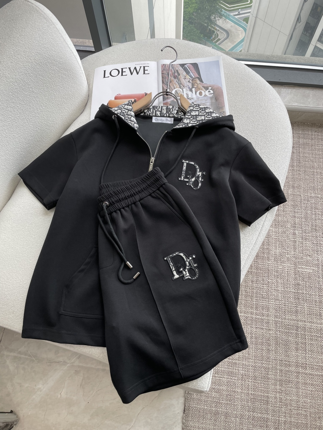 NO:915070,DAO hooded short-sleeved shorts suit, half-sleeved suit top version, trading company channel order, overseas boutique exclusive limited sale, classic is eternal, it is definitely worth buying!  This type of suit is also a must-have for lazy people. You don’t have to think about how to match it, you can just get it in one set!  Customized fabrics are provided by customers, which are smooth to the touch, yet crisp and stylish, and the upper body is full of texture!  The overall design is simple and elegant without losing style. It has a strong sense of upper body and is definitely at the forefront of fashion. It is very comfortable to wear. There is no need to say much about the style and cut of the pants. The upper body is exquisite and lively. It is truly a palace-level casual pants that can be used in various occasions whether it is sports or leisure. It is worthy of Amway and roaring recommendation!  !  Size m-xxxl,,shorts,T-shirt,hats,19860909D奥 连帽短袖短裤套装 半袖套装顶级版本贸易公司渠道订单,海外精品独家限定发售,经典即永恒,入手绝对值的！这种类型的套装也是懒人必备的一套,不用想怎么搭配,直接一套轻松搞定！客供定制面料,触感顺滑,却又挺括有型,上身质感十足！ 整体简洁大方而不失格调,上身感极强,绝对走在时尚最前端,穿着非常舒适,裤型款式和裁剪亦无需多言,上身精致跃然,真正殿堂级的休闲裤,无论是运动还是休闲时候都能胜任各种场合,值得安利,咆哮推荐！！ 尺码m-xxxl,,shorts,T-shirt,hats,,Men's clothing