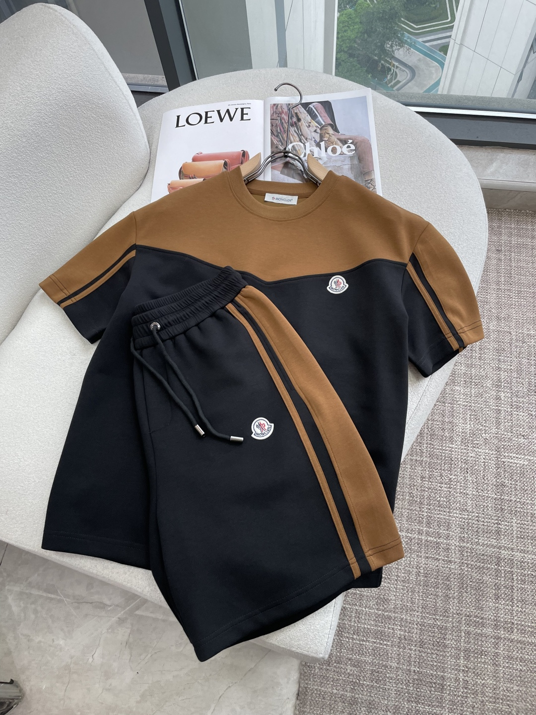 NO:915079,Covered Mouth Round Neck Short Sleeve Shorts Suit Half Sleeve Suit Top Version Trading Company Channel Order, Overseas Boutique Exclusive Limited Sale, Classic Is Eternal, It Is Absolutely Worth It!  This type of suit is also a must-have for lazy people. You don’t have to think about how to match it, you can just get it in one set!  Customized fabrics are provided by customers, which are smooth to the touch, yet crisp and stylish, and the upper body is full of texture!  The overall design is simple and elegant without losing style. It has a strong sense of upper body and is definitely at the forefront of fashion. It is very comfortable to wear. There is no need to say much about the style and cut of the pants. The upper body is exquisite and lively. It is truly a palace-level casual pants that can be used in various occasions whether it is sports or leisure. It is worthy of Amway and roaring recommendation!  !  Size m-xxxl,,Moncler,shorts,T-shirt,19860909蒙口 圆领短袖短裤套装 半袖套装顶级版本贸易公司渠道订单,海外精品独家限定发售,经典即永恒,入手绝对值的！这种类型的套装也是懒人必备的一套,不用想怎么搭配,直接一套轻松搞定！客供定制面料,触感顺滑,却又挺括有型,上身质感十足！ 整体简洁大方而不失格调,上身感极强,绝对走在时尚最前端,穿着非常舒适,裤型款式和裁剪亦无需多言,上身精致跃然,真正殿堂级的休闲裤,无论是运动还是休闲时候都能胜任各种场合,值得安利,咆哮推荐！！ 尺码m-xxxl,,Moncler,shorts,T-shirt,,Men's clothing