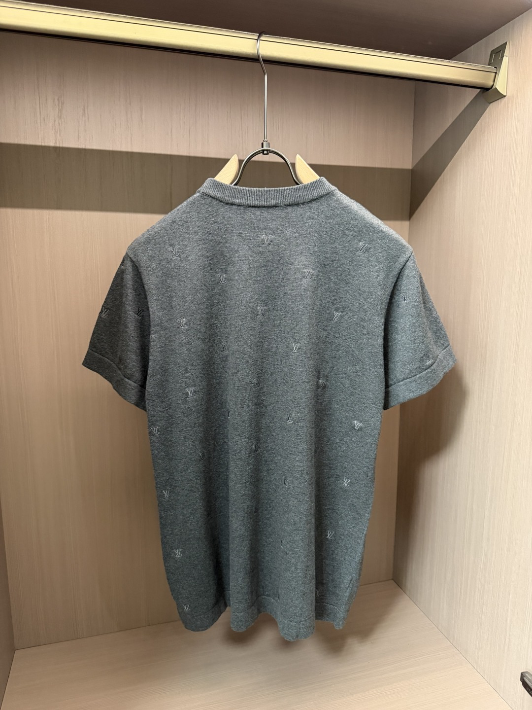 Lv低调灰调针织短袖，把高级感藏在细节里。 软糯细腻针织面料，触感温润亲肤，透气不闷，四季单穿、内搭都适配。 满身浅银暗