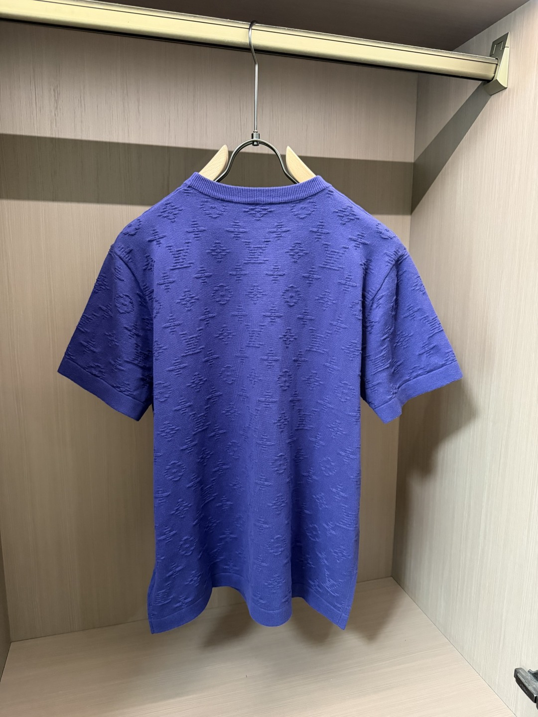 Lv高定克莱因紫针织短袖，一眼沦陷的显贵色调 精选软糯亲肤针织面料，肌理细腻透气，上身柔和不闷汗，贴合身形却无紧绷束缚感