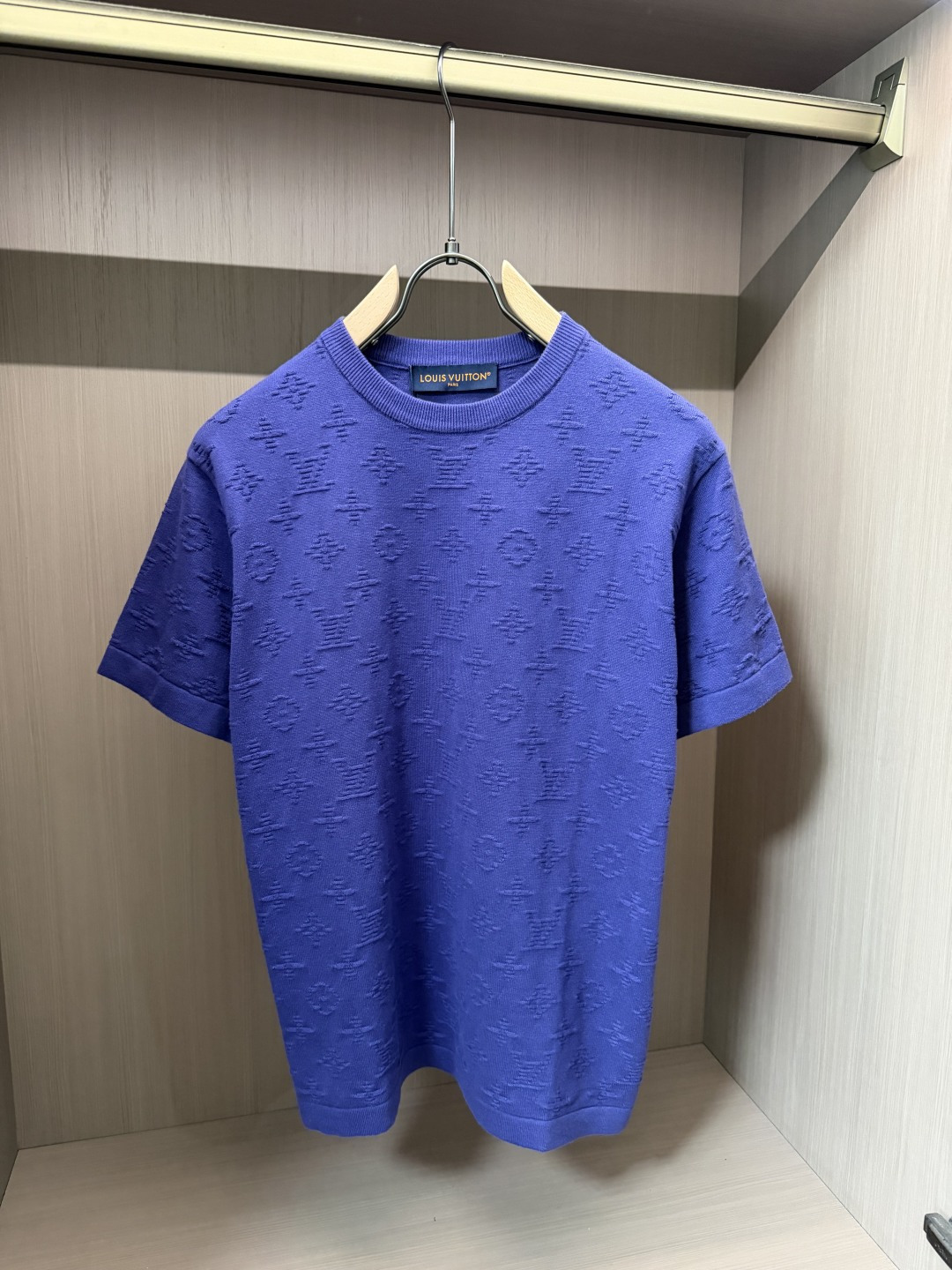Lv高定克莱因紫针织短袖，一眼沦陷的显贵色调 精选软糯亲肤针织面料，肌理细腻透气，上身柔和不闷汗，贴合身形却无紧绷束缚感