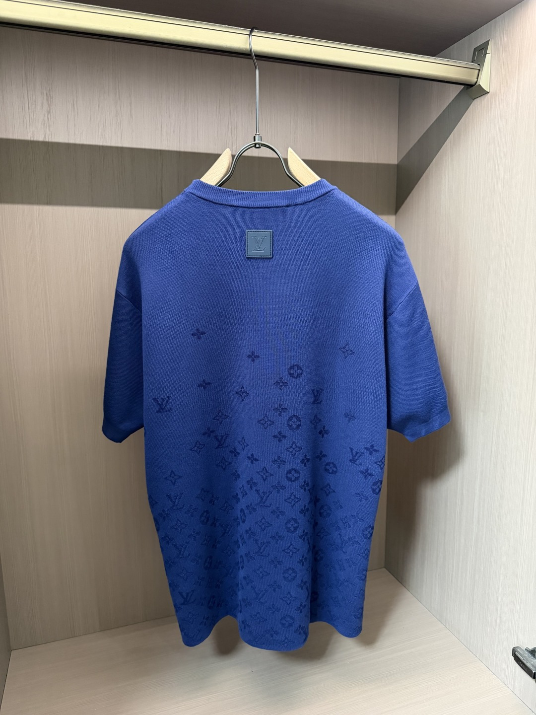 Lv渐变老花蓝色针织短袖，把层次与高级感穿在身上 甄选细腻软糯针织面料，上身轻盈透气，柔软亲肤不闷身，四季都能驾驭。 独