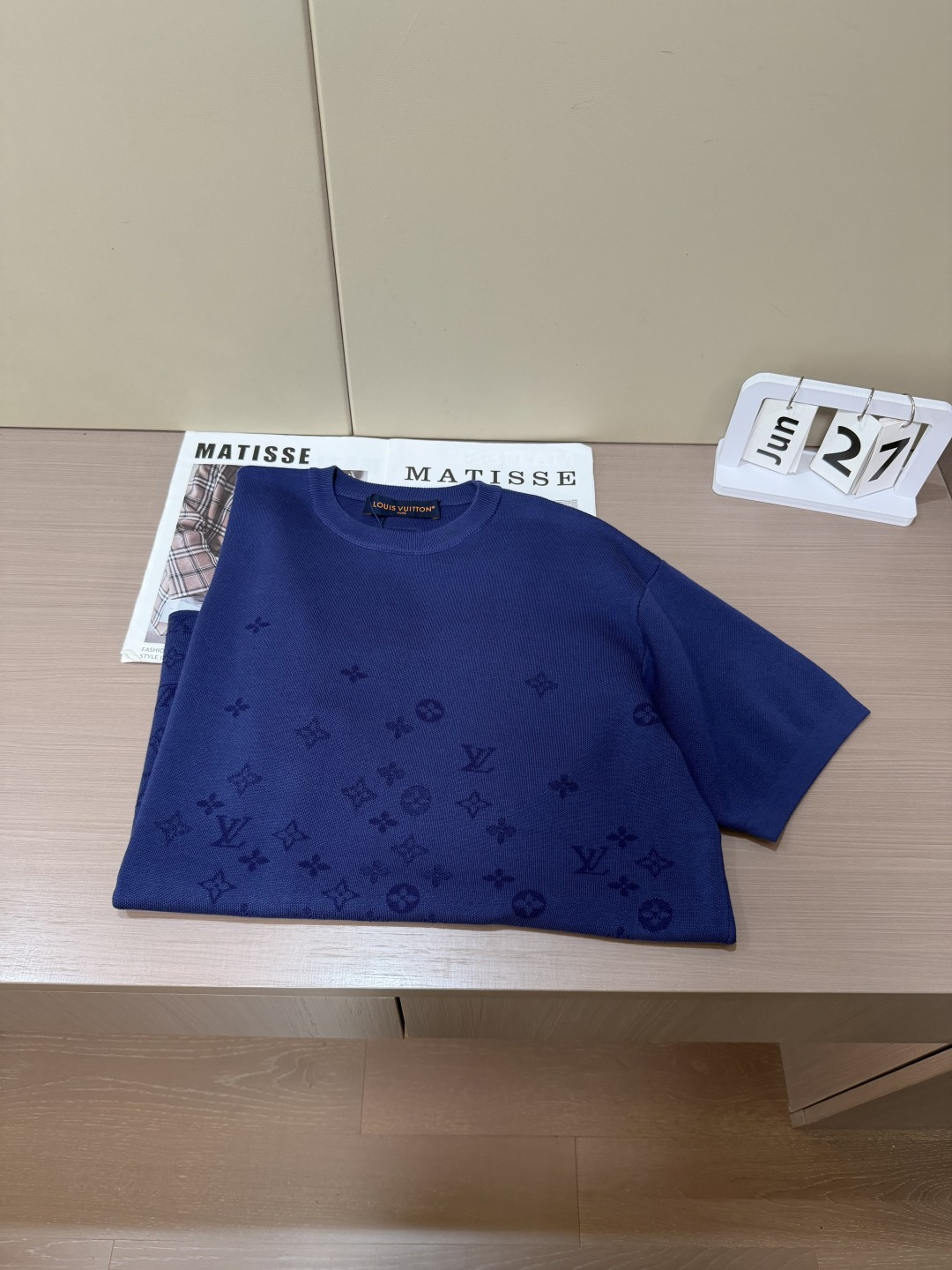 Lv渐变老花蓝色针织短袖，把层次与高级感穿在身上 甄选细腻软糯针织面料，上身轻盈透气，柔软亲肤不闷身，四季都能驾驭。 独