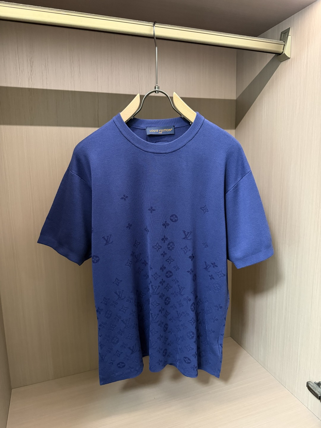 Lv渐变老花蓝色针织短袖，把层次与高级感穿在身上 甄选细腻软糯针织面料，上身轻盈透气，柔软亲肤不闷身，四季都能驾驭。 独