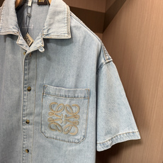 Loewe浅水洗短袖牛仔衬衫,松弛感拉满的复古单品 柔和做旧浅蓝牛仔面料,经过柔和水洗工艺,硬挺度适中,上身不压身,透气 Loewe浅水洗短袖牛仔衬衫,松弛感拉满的复古单品 柔和做旧浅蓝牛仔面料,经过柔和水洗工艺,硬挺度适中,上身不压身,透气