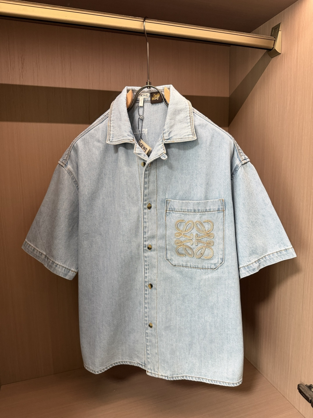 Loewe浅水洗短袖牛仔衬衫,松弛感拉满的复古单品 柔和做旧浅蓝牛仔面料,经过柔和水洗工艺,硬挺度适中,上身不压身,透气 Loewe浅水洗短袖牛仔衬衫,松弛感拉满的复古单品 柔和做旧浅蓝牛仔面料,经过柔和水洗工艺,硬挺度适中,上身不压身,透气