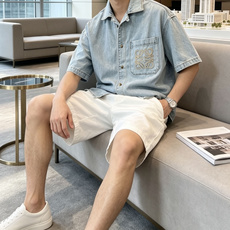 Loewe浅水洗短袖牛仔衬衫,松弛感拉满的复古单品 柔和做旧浅蓝牛仔面料,经过柔和水洗工艺,硬挺度适中,上身不压身,透气 Loewe浅水洗短袖牛仔衬衫,松弛感拉满的复古单品 柔和做旧浅蓝牛仔面料,经过柔和水洗工艺,硬挺度适中,上身不压身,透气