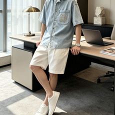 Loewe浅水洗短袖牛仔衬衫,松弛感拉满的复古单品 柔和做旧浅蓝牛仔面料,经过柔和水洗工艺,硬挺度适中,上身不压身,透气 Loewe浅水洗短袖牛仔衬衫,松弛感拉满的复古单品 柔和做旧浅蓝牛仔面料,经过柔和水洗工艺,硬挺度适中,上身不压身,透气