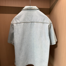 Loewe浅水洗短袖牛仔衬衫,松弛感拉满的复古单品 柔和做旧浅蓝牛仔面料,经过柔和水洗工艺,硬挺度适中,上身不压身,透气 Loewe浅水洗短袖牛仔衬衫,松弛感拉满的复古单品 柔和做旧浅蓝牛仔面料,经过柔和水洗工艺,硬挺度适中,上身不压身,透气