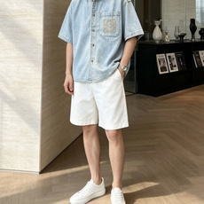 Loewe浅水洗短袖牛仔衬衫,松弛感拉满的复古单品 柔和做旧浅蓝牛仔面料,经过柔和水洗工艺,硬挺度适中,上身不压身,透气 Loewe浅水洗短袖牛仔衬衫,松弛感拉满的复古单品 柔和做旧浅蓝牛仔面料,经过柔和水洗工艺,硬挺度适中,上身不压身,透气