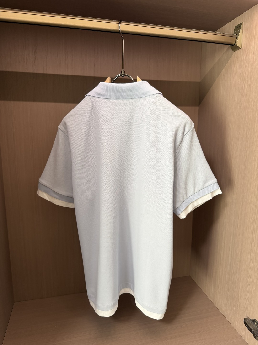 Prad浅蓝撞色Polo衫，清爽绅士夏日刚需 精选高支珠地棉面料，透气排汗，上身干爽不粘肤，自带柔和肌理感，久穿不易变形