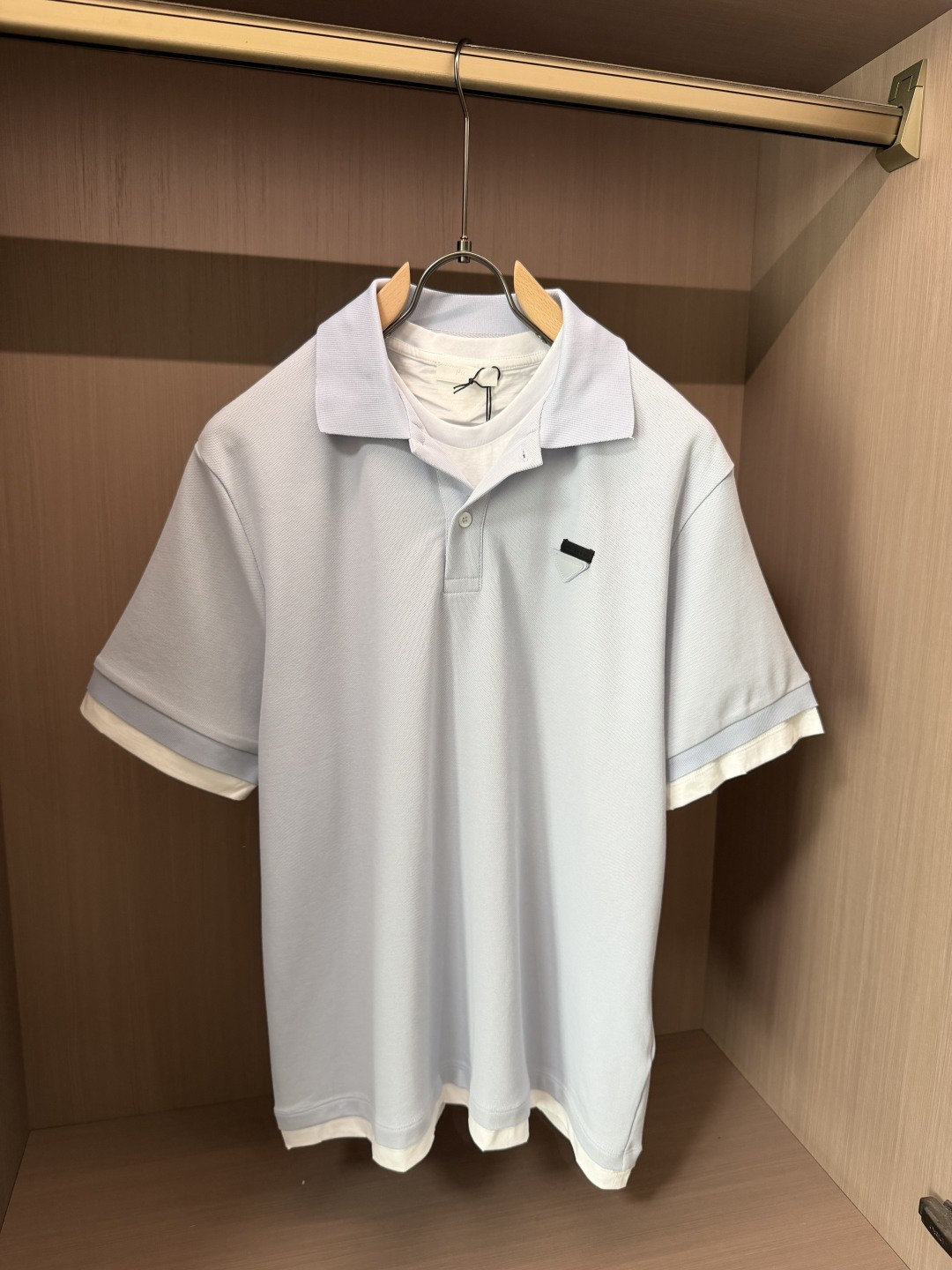 Prad浅蓝撞色Polo衫，清爽绅士夏日刚需 精选高支珠地棉面料，透气排汗，上身干爽不粘肤，自带柔和肌理感，久穿不易变形