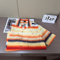 Loewe落日渐变条纹短袖衬衫,把夏日晚霞穿在身上 顺滑垂感天丝混纺面料,轻薄透气,上身自带凉感,不闷不皱,度假通勤都适 Loewe落日渐变条纹短袖衬衫,把夏日晚霞穿在身上 顺滑垂感天丝混纺面料,轻薄透气,上身自带凉感,不闷不皱,度假通勤都适