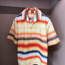 Loewe落日渐变条纹短袖衬衫,把夏日晚霞穿在身上 顺滑垂感天丝混纺面料,轻薄透气,上身自带凉感,不闷不皱,度假通勤都适 Loewe落日渐变条纹短袖衬衫,把夏日晚霞穿在身上 顺滑垂感天丝混纺面料,轻薄透气,上身自带凉感,不闷不皱,度假通勤都适