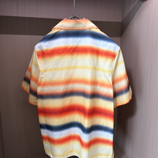 Loewe落日渐变条纹短袖衬衫,把夏日晚霞穿在身上 顺滑垂感天丝混纺面料,轻薄透气,上身自带凉感,不闷不皱,度假通勤都适 Loewe落日渐变条纹短袖衬衫,把夏日晚霞穿在身上 顺滑垂感天丝混纺面料,轻薄透气,上身自带凉感,不闷不皱,度假通勤都适