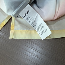 Loewe落日渐变条纹短袖衬衫,把夏日晚霞穿在身上 顺滑垂感天丝混纺面料,轻薄透气,上身自带凉感,不闷不皱,度假通勤都适 Loewe落日渐变条纹短袖衬衫,把夏日晚霞穿在身上 顺滑垂感天丝混纺面料,轻薄透气,上身自带凉感,不闷不皱,度假通勤都适
