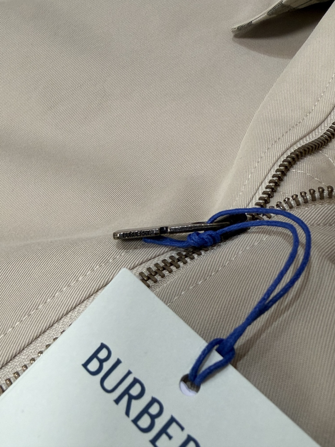 Bur经典卡其战马刺绣短款工装夹克,永不过时的通勤轻奢单品 甄选高支防水棉质面料,挺括有型不易褶皱,兼具防风抗小雨实用性 Bur经典卡其战马刺绣短款工装夹克,永不过时的通勤轻奢单品 甄选高支防水棉质面料,挺括有型不易褶皱,兼具防风抗小雨实用性